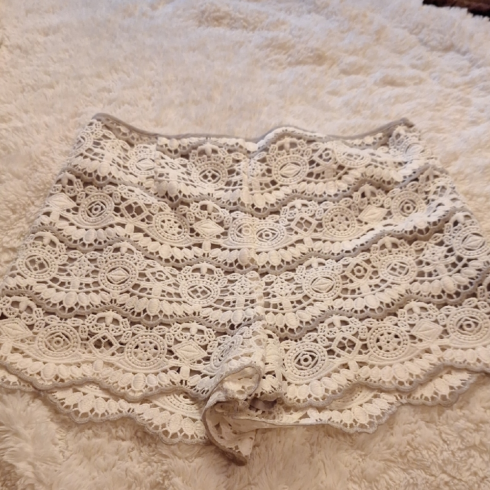 H&M Cream Lace Detail Shorts Size 8 - Picture 2 of 7